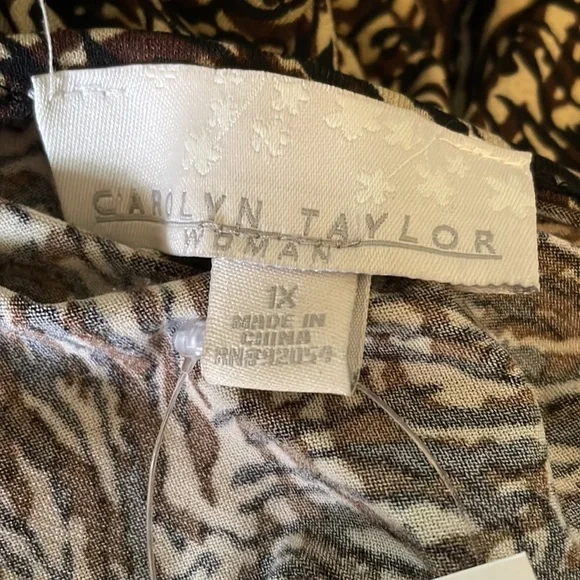 Plus size top by Carolyn Taylor polyester/spandex blend. - Picture 5 of 6